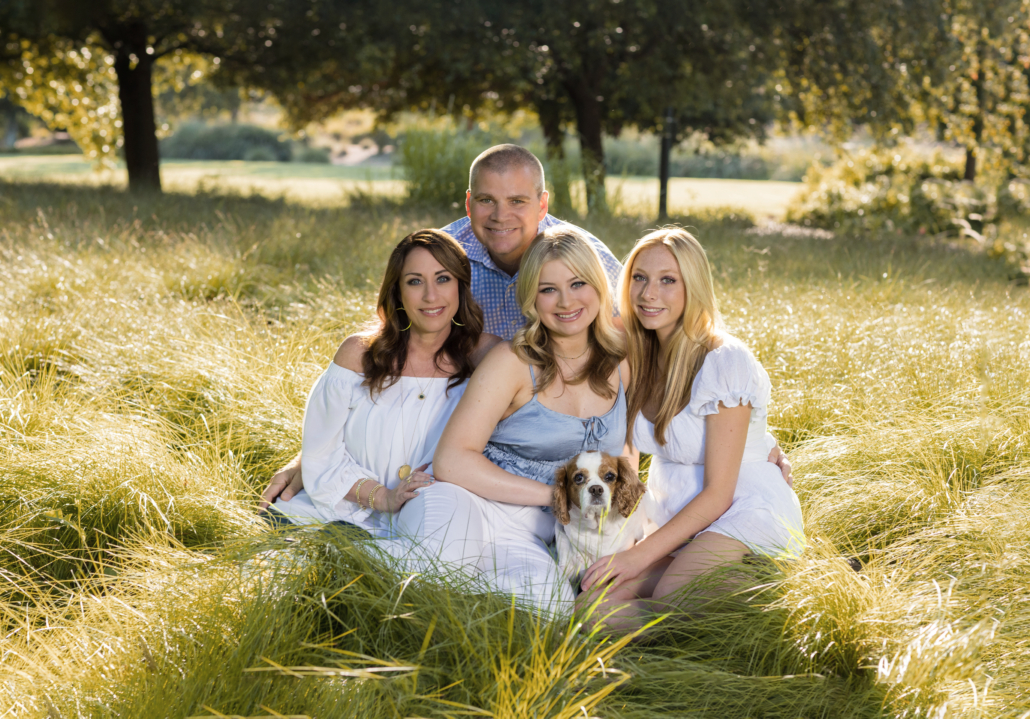 Family photos in Irvine showing what to wear to a park shoot. 