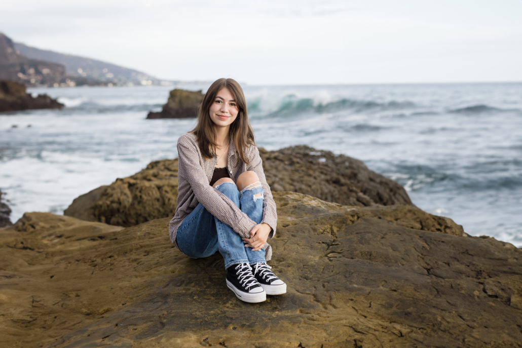 What to wear to a senior session to represent your own person style. Converse sneakers and torn jeans are always a great choice.