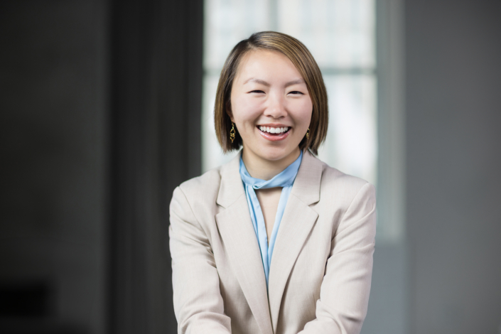 What to wear for accessories to a female corporate headshot photography session. Understated earrings a a soft color scarf is a great choice for your photography shoot.